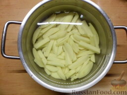 Настоящая картошка фри: Замачиваем картофель в холодной воде примерно 15 минут, тогда выйдет весь лишний крахмал.