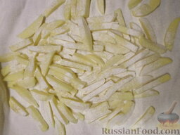 Настоящая картошка фри: Посыпаем слегка мукой, через ситечко. Встряхиваем полотенце, чтобы мука равномерно распределилась по всем соломкам.