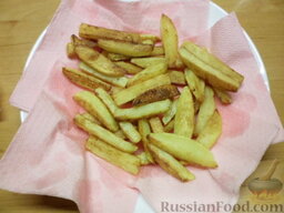 Настоящая картошка фри: Готовый картофель выкладываем на салфетки, чтобы излишнее масло ушло. Сверху посыпаем солью.