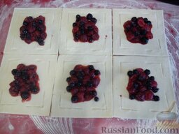 Слоеные пирожные с ягодами: Готовые листы теста разрезаем квадратами, приблизительно 10 на 10 см. Делаем засечки с каждой стороны, длина каждой засечки приблизительно 2,5-3 см.