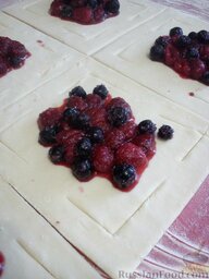 Слоеные пирожные с ягодами: На середину выкладываем малину со смородиной.