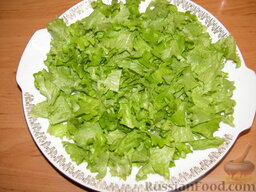 Теплый салат с куриной печенью и беконом: Рвем в салатницу листья салата. Выкладываем печень и бекон. Сверху посыпаем мелко нарезанным помидором.