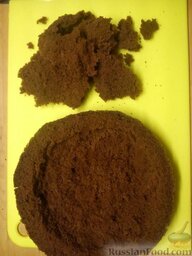Шоколадно-вишневый торт: С помощью ложки выгрести середину бисквита, оставить бортики шириной приблизительно 0,5-1 см, и дно, тоже около 1 см.   Так же поступаем и с 