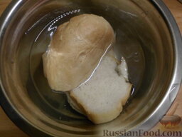 Тефтели из свинины и курицы: Первое, что необходимо сделать - замочить хлеб в холодной воде