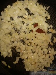 Макаронная запеканка по-неаполитански: Мелко нашинкованный лук обжариваем на сковороде с двумя ст. ложками подсолнечного масла.