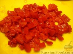 Салат из макарон, кукурузы и перца: Перец в собственном соку порезать кубиками.