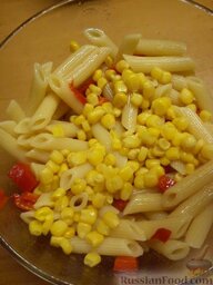 Салат из макарон, кукурузы и перца: В пиалу высыпать макароны, грибы, перец и добавить кукурузу.