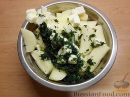 Утка по-украински: В отдельной емкости смешать картофель, сливочное масло, нарезанное кубиками, и нашинкованный укроп.
