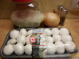 Заливной пирог с рисом и грибами: Продукты, которые понадобятся для начинки и майонез.