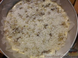 Заливной пирог с рисом и грибами: Высыпать начинку.