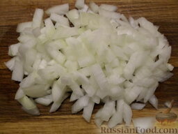 Заливной пирог с рисом и грибами: Почистить и помыть репчатый лук и мелко нарезать.