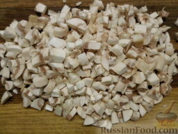Заливной пирог с рисом и грибами: Нарезать грибы маленькими кубиками.