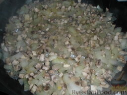 Заливной пирог с рисом и грибами: Потушить на сковороде сперва лук, после добавить грибы, готовить до испарения жидкости. Грибы  процессе приготовления выделяют много сока.