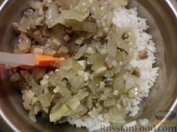 Заливной пирог с рисом и грибами: В отдельной емкости смешать рис с грибами и луком, добавить майонез 2-3 ст. л. Затем посолить и поперчить.