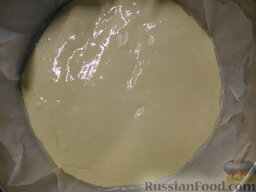 Заливной пирог с рисом и грибами: Форму для запекания застелить пергаментной бумагой, вылить половину теста.