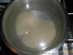 Сытный супчик с рисом и фрикадельками: Промываем рис три раза. Отправляем его в кастрюлю, ставим на огонь вариться.