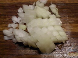 Сытный супчик с рисом и фрикадельками: Очищенный лук мелко шинкуем.