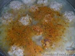 Сытный супчик с рисом и фрикадельками: Под конец добавляем специи, перемешиваем.
