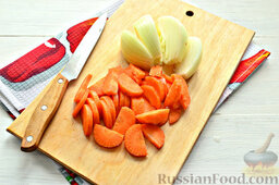 Шурпа из говядины: Морковке придадим форму полуколец. Впрочем, можно брусочками порезать или кубиками. Луковицу разделим на доли.