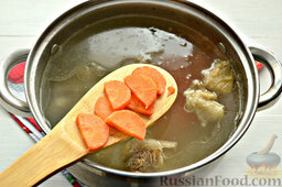 Шурпа из говядины: Переправляем подготовленные овощные ингредиенты к готовому мясу. Сначала морковь.