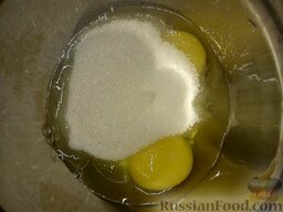 Пирог с персиковым вареньем: Взбиваем яйца с сахаром.