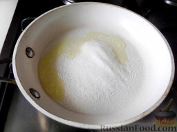 Фруктовый салат: В сковороде растопите сливочное масло и всыпьте сахарный песок.