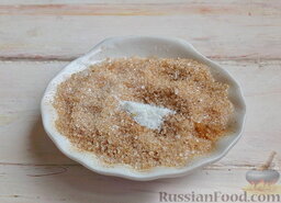Слойки с орехами и изюмом: Тем временем в отдельной мисочке смешать остальной сахарный песок и корицу, добавить щепотку ванилина.