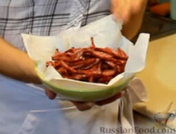 Картофельный салат "Ранчо": Готовую колбасу выкладываем на бумажное полотенце, для того, чтобы убрать излишки жира и даем ей остыть.