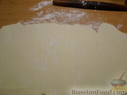 Штрудель с вишней и орехами: Раскатать максимально тонко слоеное тесто. Главное, чтобы при поднятии с поверхности оно не рвалось.