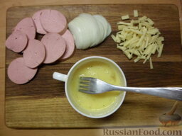 Омлет с колбасой: Нарезать сардельку кружочками, лук - полукольцами, и сыр - соломкой, либо натереть на терке. Взбить яйца с щепоткой соли и перца.