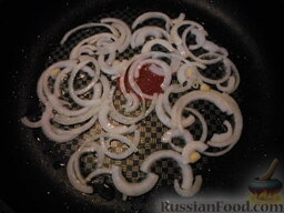 Омлет с колбасой: Обжарить лук на подсолнечном масле. Когда лук начнет желтеть, добавить сардельку.