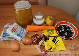 Творожно-морковная  запеканка: Замочить изюм на 15 минут в кипятке. Размять творог и смешать с медом.