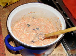 Творожно-морковная  запеканка: Смешать все ингредиенты в одной емкости (творог с медом + яичная смесь + морковь, яблоко и изюм).