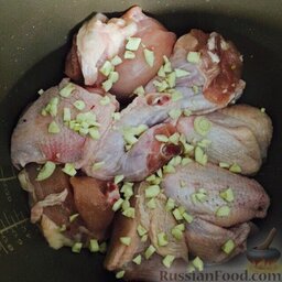 Курица в мультиварке: Выложить их в смазанную маслом чашу мультиварки, добавить мелко порубленный чеснок.