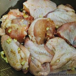 Курица в мультиварке: Добавить соль, специи по вкусу, хорошо натереть курицу. Я добавляла просто соль, перец и 