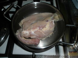 Борщ на курином бульоне: Первое, что необходимо сделать, поставить вариться курицу. Довести до кипения, снимать постоянно шум. После закипания посолить, затем варить еще 30 минут.