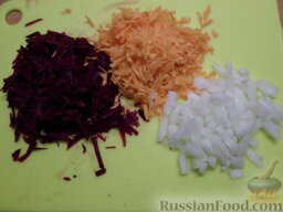 Борщ на курином бульоне: Тем временем, натереть на терке свеклу и морковь, нарезать мелко лук.