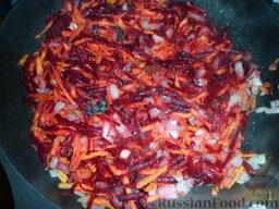 Борщ на курином бульоне: Затем добавить морковь, после свеклу. Тушить до тех пор, пока все не станет мягким. Под конец добавить томатную пасту или кетчуп. Потушить еще 3 минуты.