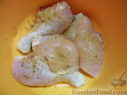 Курица в апельсиново-медовом соусе (в мультиварке): Посолить, добавить к куриным четвертям приправы.
