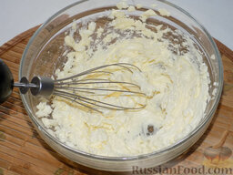 Торт "Прага" (без яиц): Приготовим масляный крем. Для этого размягчённое сливочное масло (200 г) взобьём на большой скорости миксером.