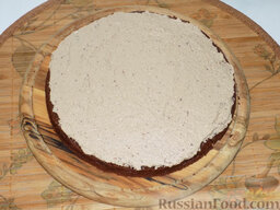 Торт "Прага" (без яиц): Соберём торт. На нижний бисквитный диск выложим масляной крем. Равномерно распределим по поверхности. Накроем следующим диском и покроем его слоем масляного крема. Сверху положим третий бисквит.