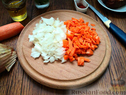 Картофельный суп-пюре: Овощи очистите, ополосните под прохладной водой, просушите. Нарежьте сочную морковь и лук маленьким кубиком.