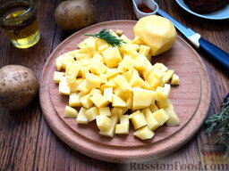 Картофельный суп-пюре: Картофель очистите, две картофелины нарежьте брусками, одну оставьте в целом виде.