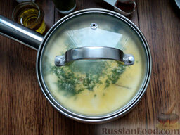 Картофельный суп-пюре: Накройте кастрюлю крышкой, дайте супу настояться примерно десять минут.