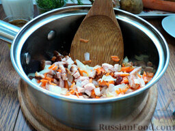 Картофельный суп-пюре: В оливковом масле протомите морковь, лук и грудинку, буквально 5-7 минут при средней температуре, зажаривать все не нужно, просто пассеруйте ингредиенты.
