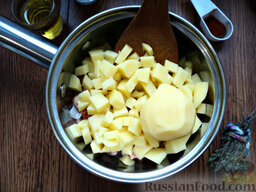 Картофельный суп-пюре: Всыпьте картофель, туда же сразу поместите целую картофелину.
