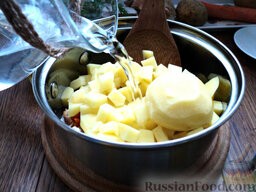Картофельный суп-пюре: Влейте необходимое количество чистой воды, чтобы она немного покрыла все составляющие. Поставьте кастрюлю на плиту, варите все в течение 15-17 минут, пока основа - картофель, не станет мягким.