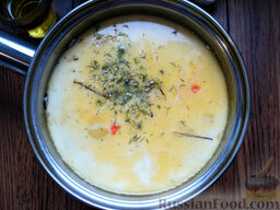 Картофельный суп-пюре: Влейте в кастрюлю сливки, всыпьте тимьян, сдобрите суп щепотью морской соли, паприки и перца. Проварите все еще буквально несколько минут.