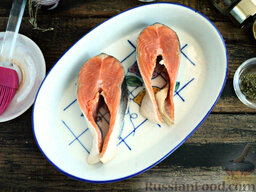 Запеченная горбуша: Уложите в форму стейки горбуши. При желании можете запекать рыбу с картофельными брусочками.