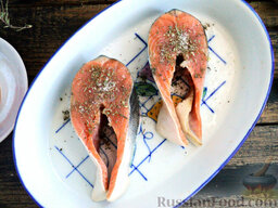 Запеченная горбуша: Приправьте куски рыбы щепотью соли, базилика и греческими травками.